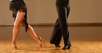 SALSA YAPAN KADINLAR İÇİN DOĞRU AYAKKABI SEÇİMİ